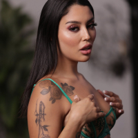 Bootylicious girl Vanessa Sky shoves a big dick up her big booty