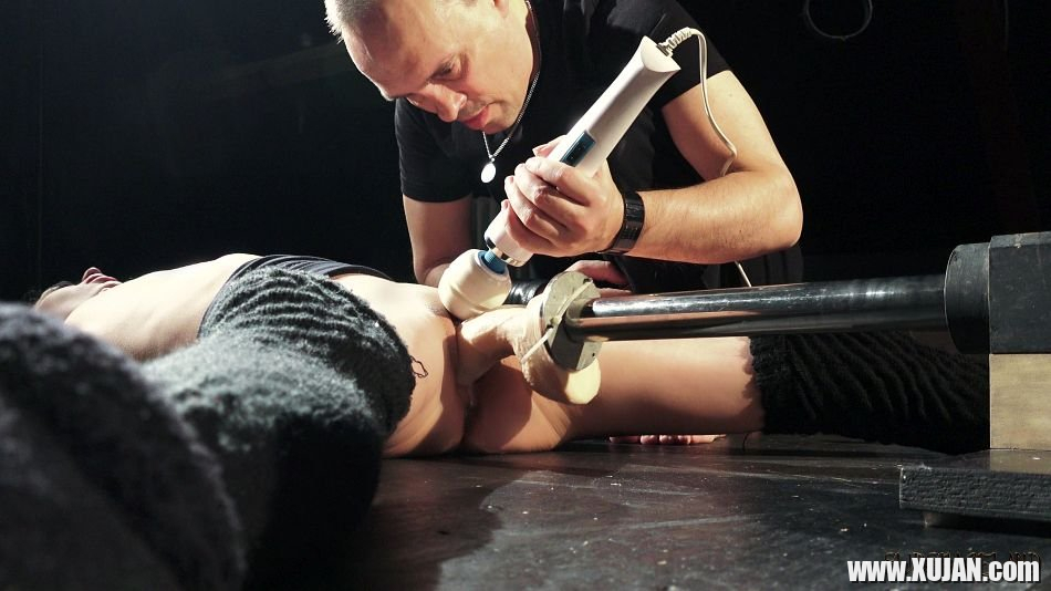 Arwen Gold gets her Pussy vibrated while tied up - Photo #433299