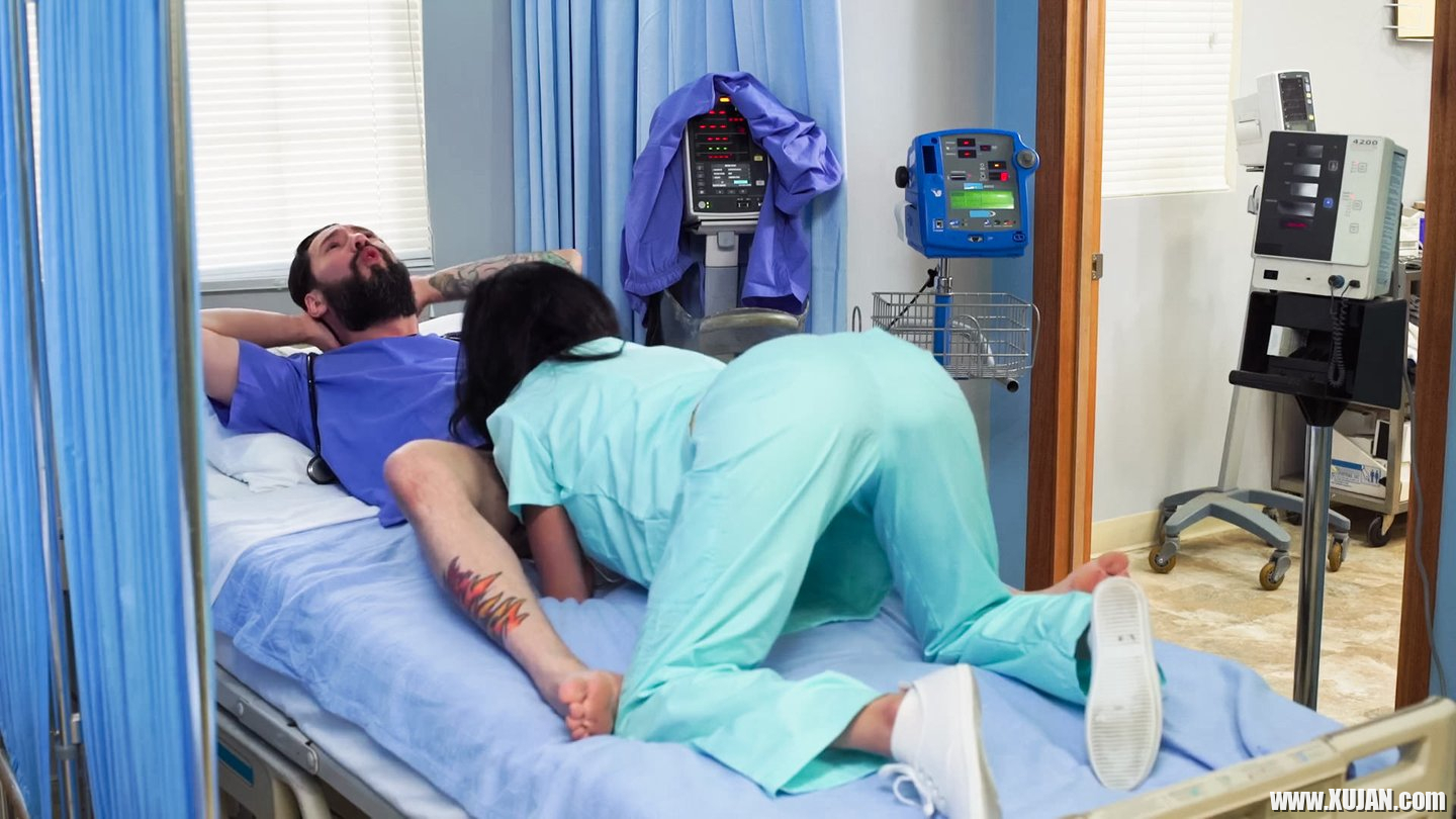 Busty doctor Savannah Sixx fucks her patient - Photo #436187