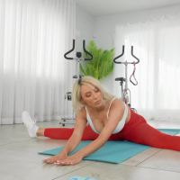 Flexible blonde babe Lauren Pixie craves for deep pussy pounding