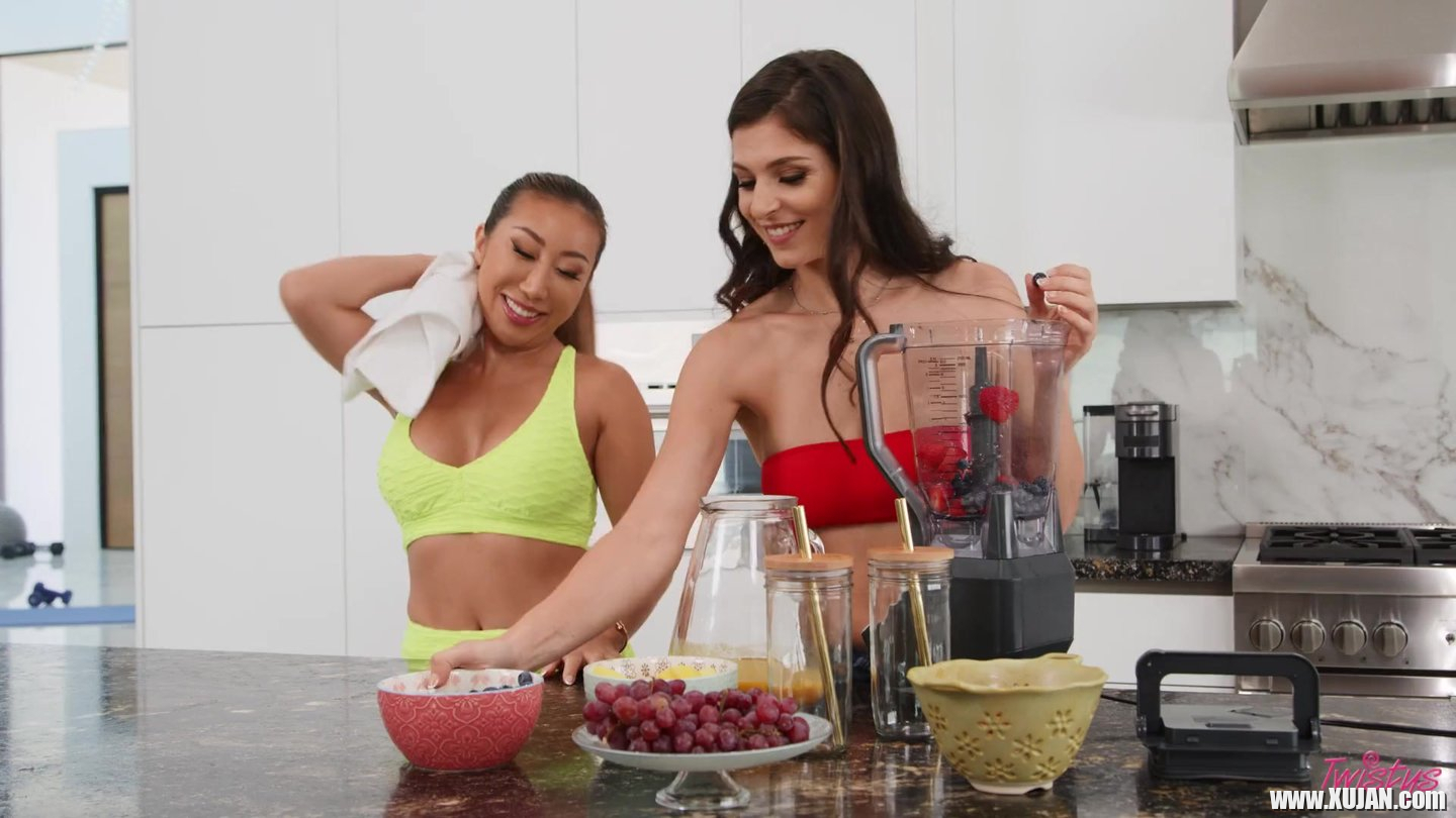 Italian hottie Leah Gotti gets down and dirty with asian babe Nicole Doshi - Photo #445550