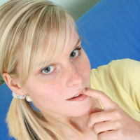 Playful teen hottie Marry Queen cravs for a fuck