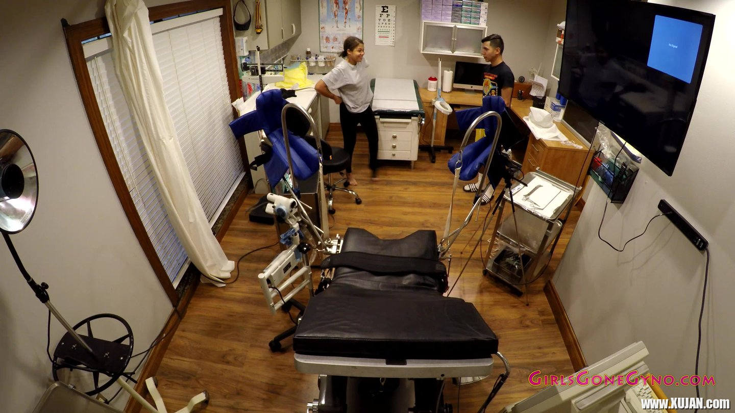 Michelle Anderson getting a gyno exam while her boyfriend watching - Photo #453748
