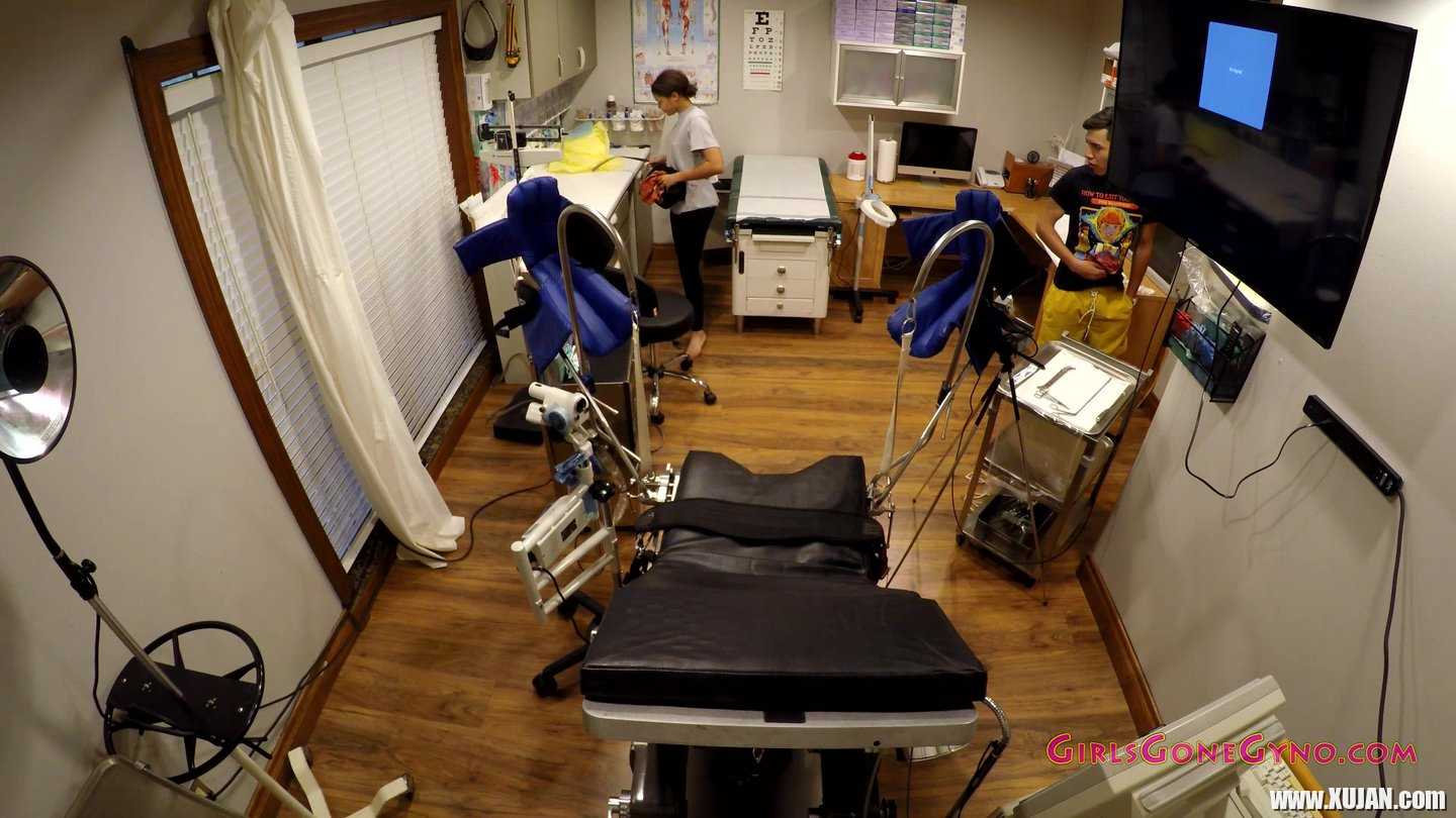Michelle Anderson getting a gyno exam while her boyfriend watching - Photo #453749