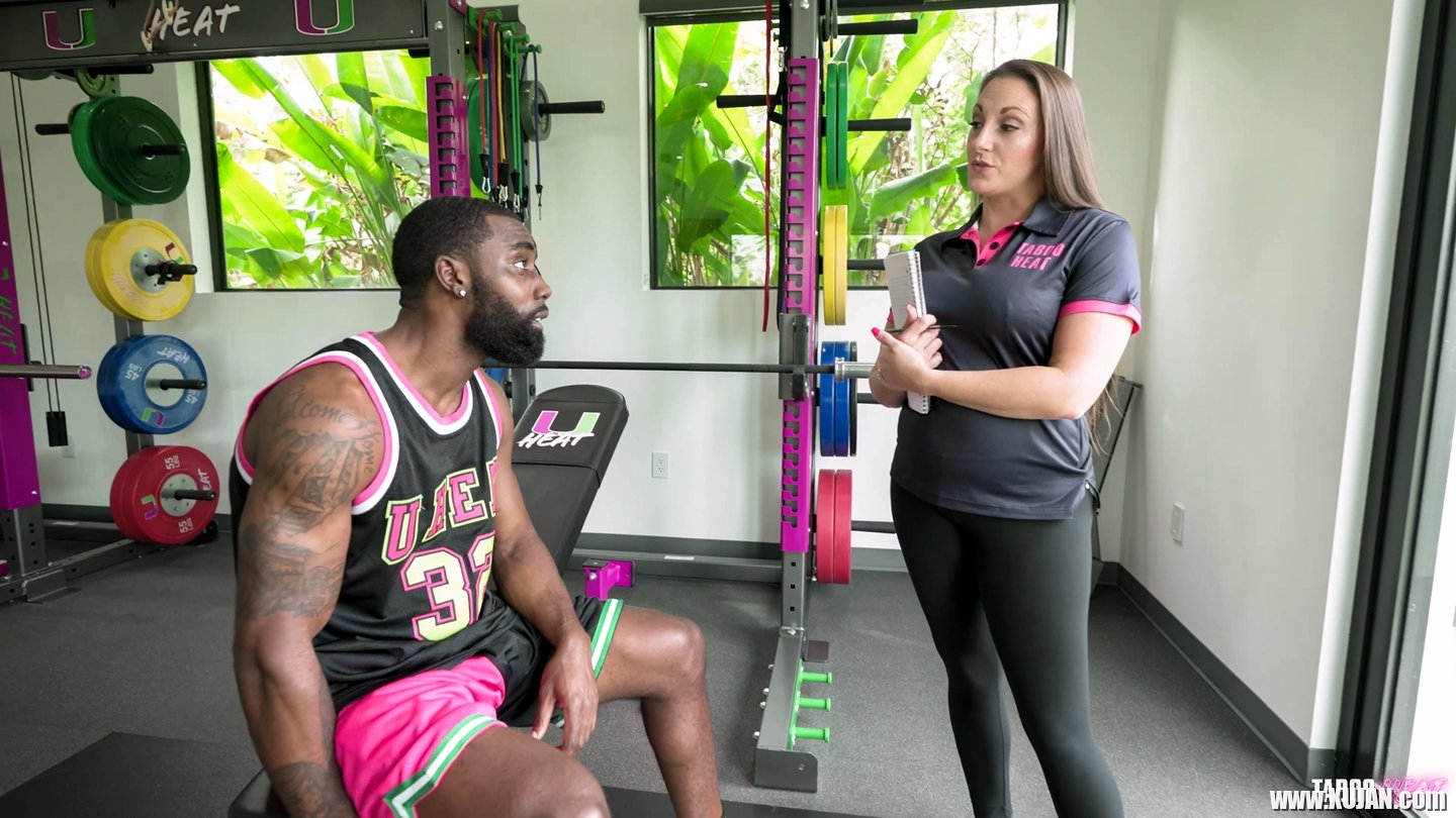 Curvy milf Melanie Hicks enjoys getting banged by a black shaft at the gym - Photo #454750