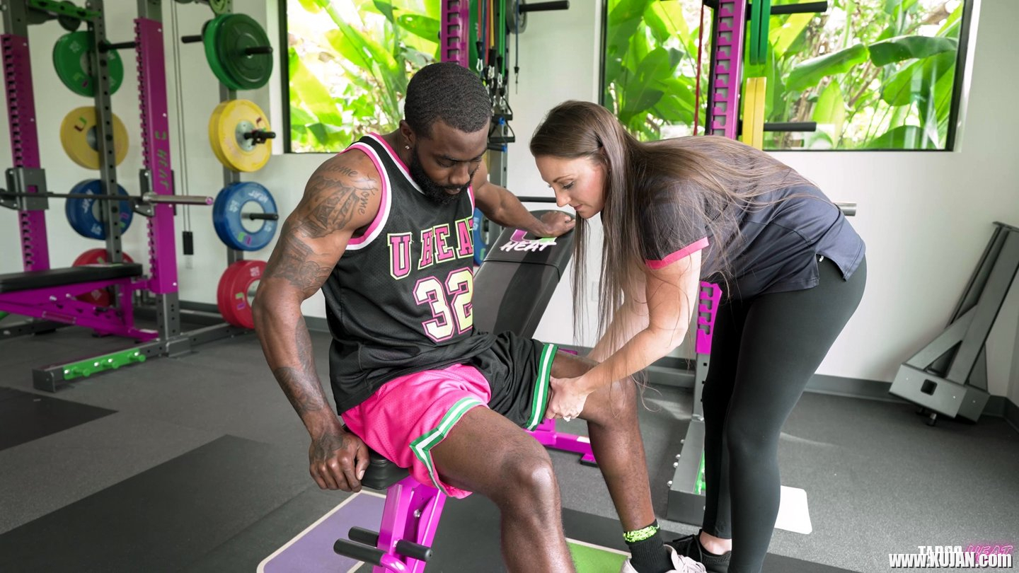 Curvy milf Melanie Hicks enjoys getting banged by a black shaft at the gym - Photo #454751
