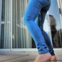Sinn Sage pissing her jeans and cumming omorashi pee desperation