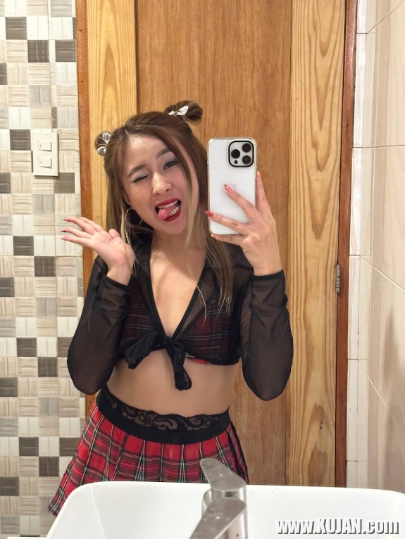 Asian schoolgirl whore Emily Pinero - Photo #463276