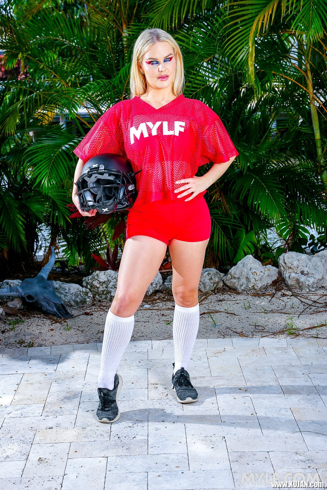 Curvy football player Slimthick Vic enjoys taking a big dick her milf pussy - Photo #468749