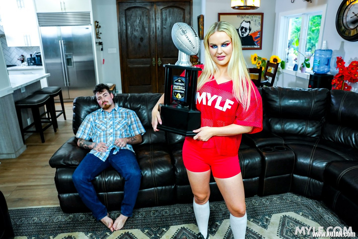 Curvy football player Slimthick Vic enjoys taking a big dick her milf pussy - Photo #468751