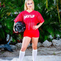 Curvy football player Slimthick Vic enjoys taking a big dick her milf pussy