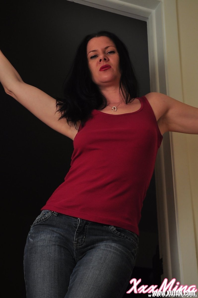 Milf Mina Gorey pulls down her Jeans and Panties - Photo #469032