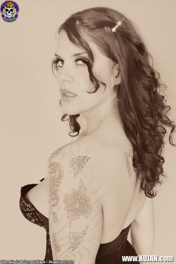 Classic Goth fetish Delilah shows off her corset - Photo #470189