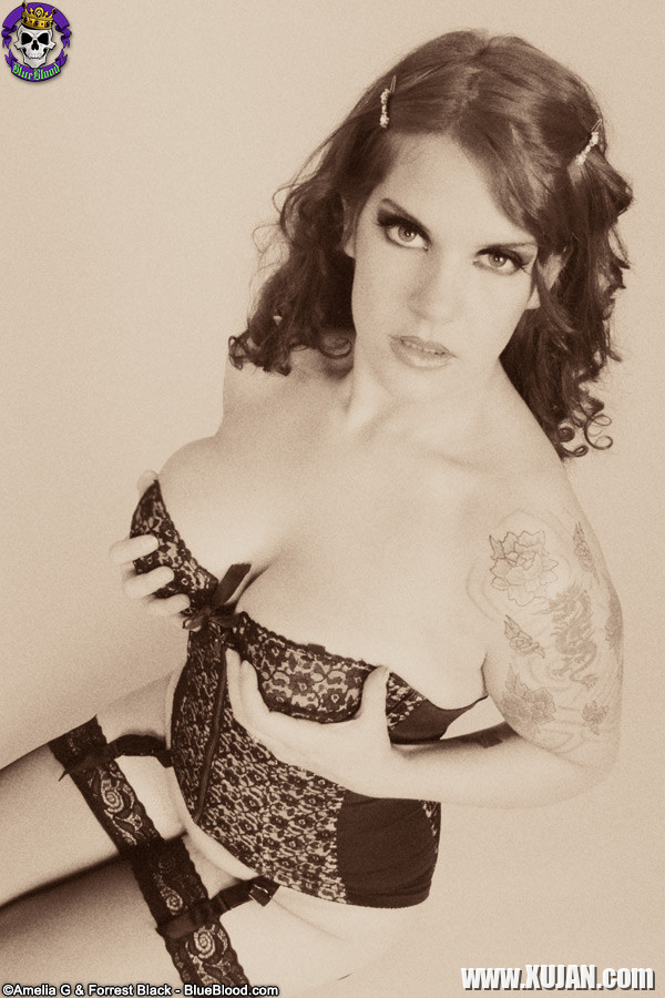 Classic Goth fetish Delilah shows off her corset - Photo #470199