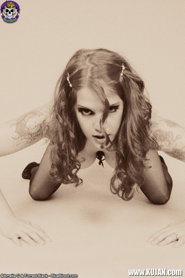 Classic Goth fetish Delilah shows off her corset - Photo #470200