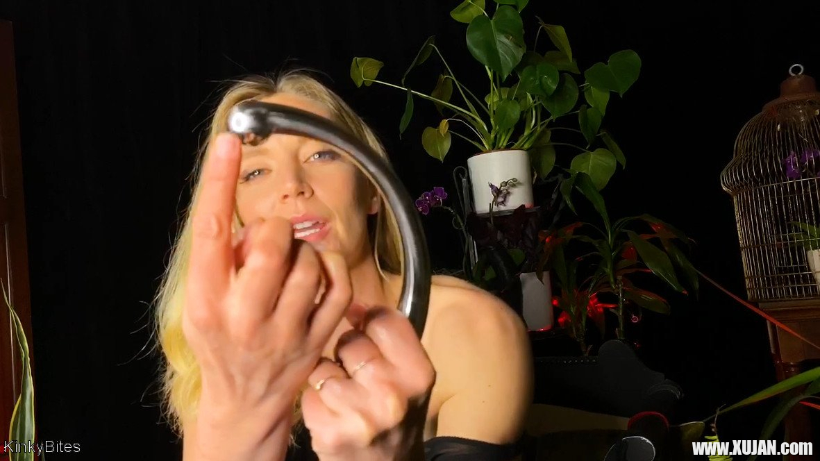Nasty bitch Mona Wales stuffs her asshole with toy - Photo #472299