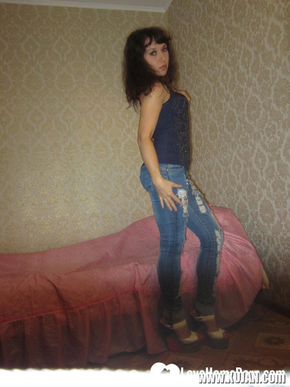Incredible wife takes off her jeans and lingerie - Photo #473609