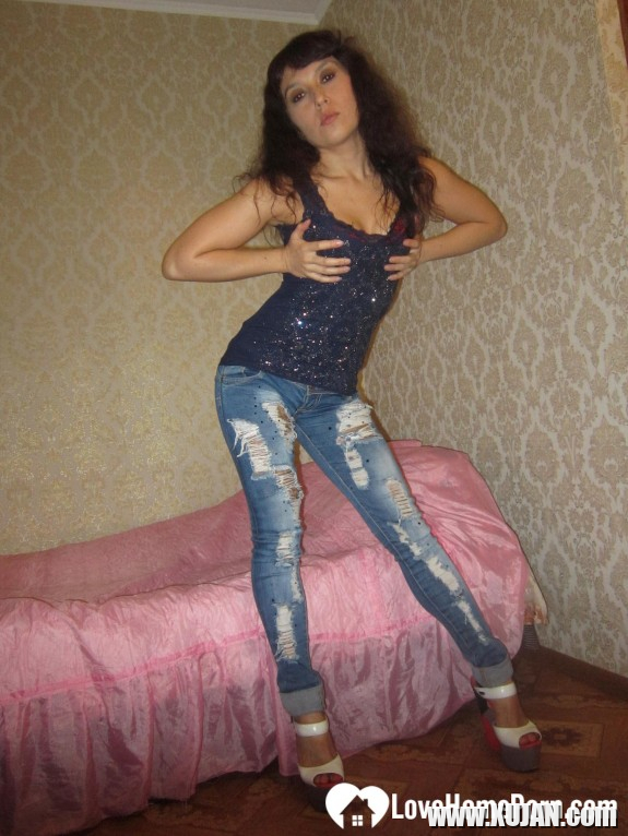 Incredible wife takes off her jeans and lingerie - Photo #473610