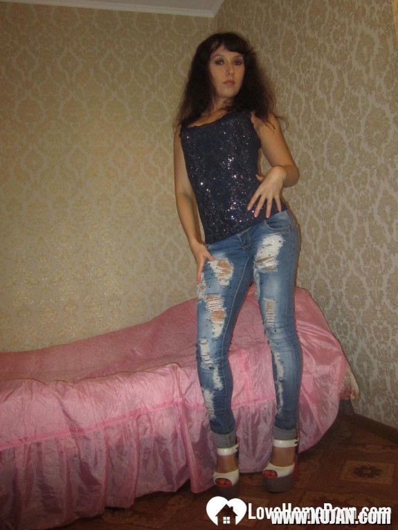 Incredible wife takes off her jeans and lingerie - Photo #473613