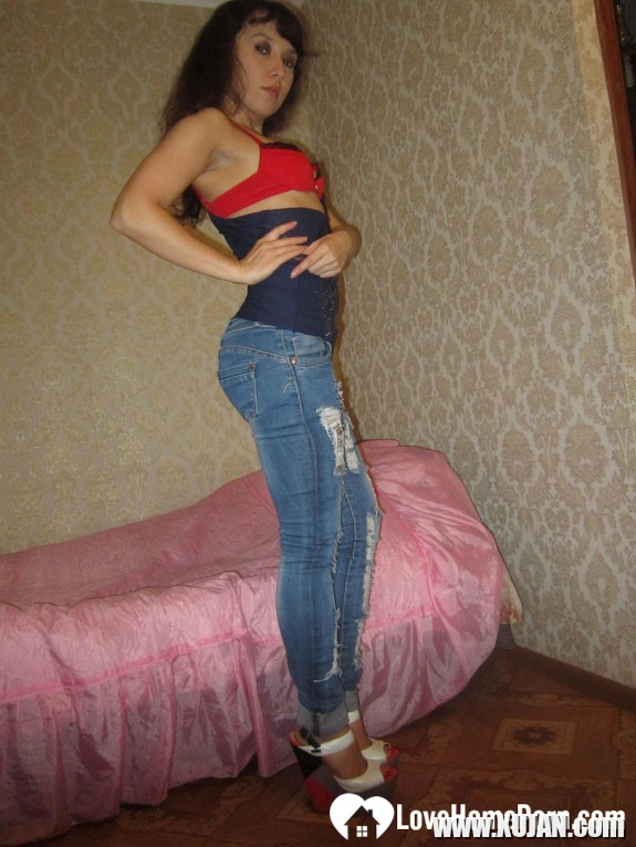 Incredible wife takes off her jeans and lingerie - Photo #473614