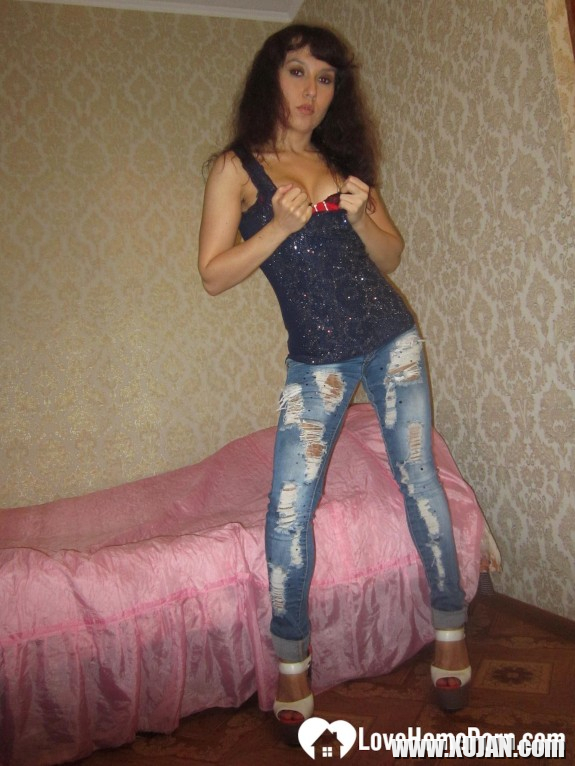 Incredible wife takes off her jeans and lingerie - Photo #473615