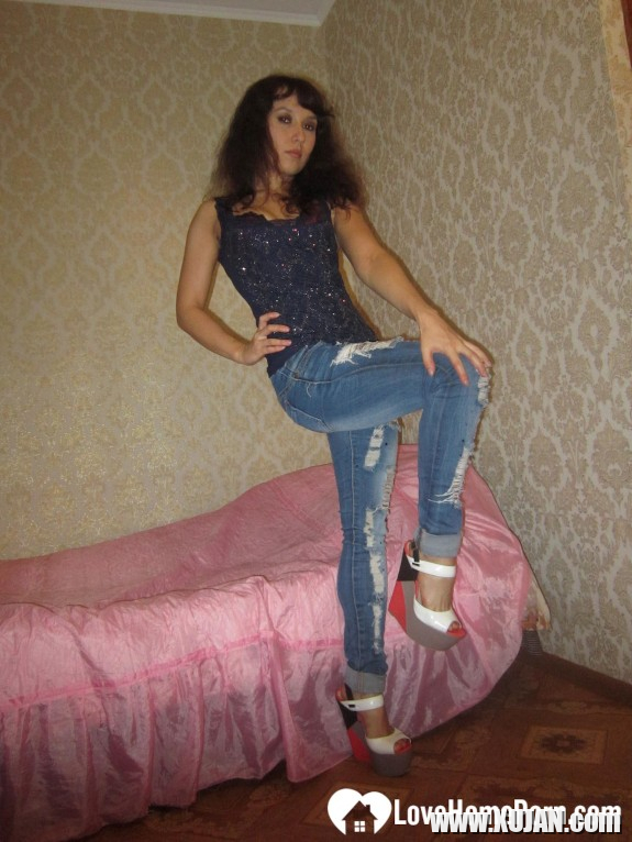 Incredible wife takes off her jeans and lingerie - Photo #473619