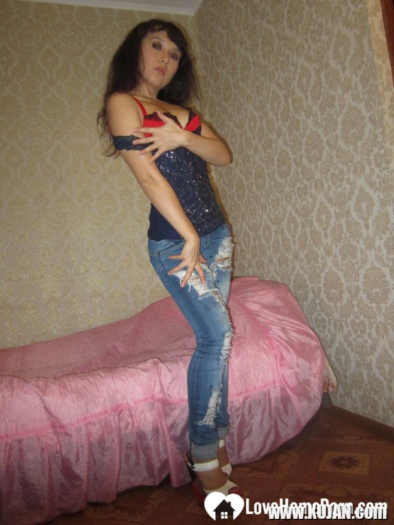 Incredible wife takes off her jeans and lingerie - Photo #473620