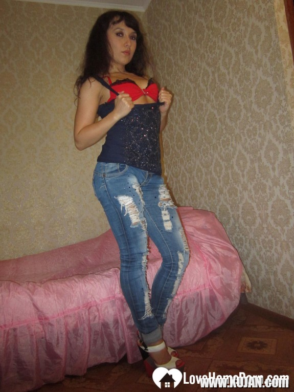 Incredible wife takes off her jeans and lingerie - Photo #473622