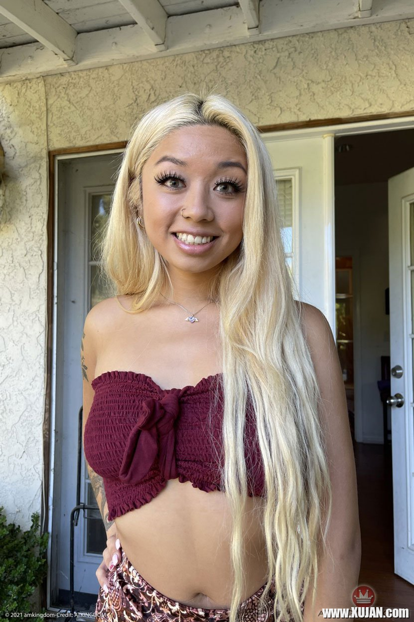 Blonde teen Gia Dibella bends over and shows her round ass - Photo #475380