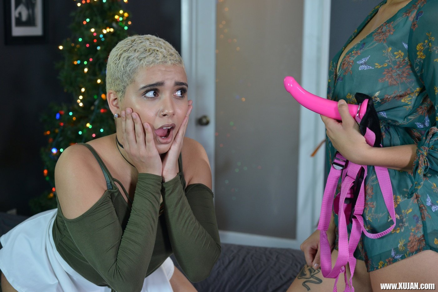 Short haired blonde Aaliyah Hadid gets her ass banged with a strap on - Photo #476039