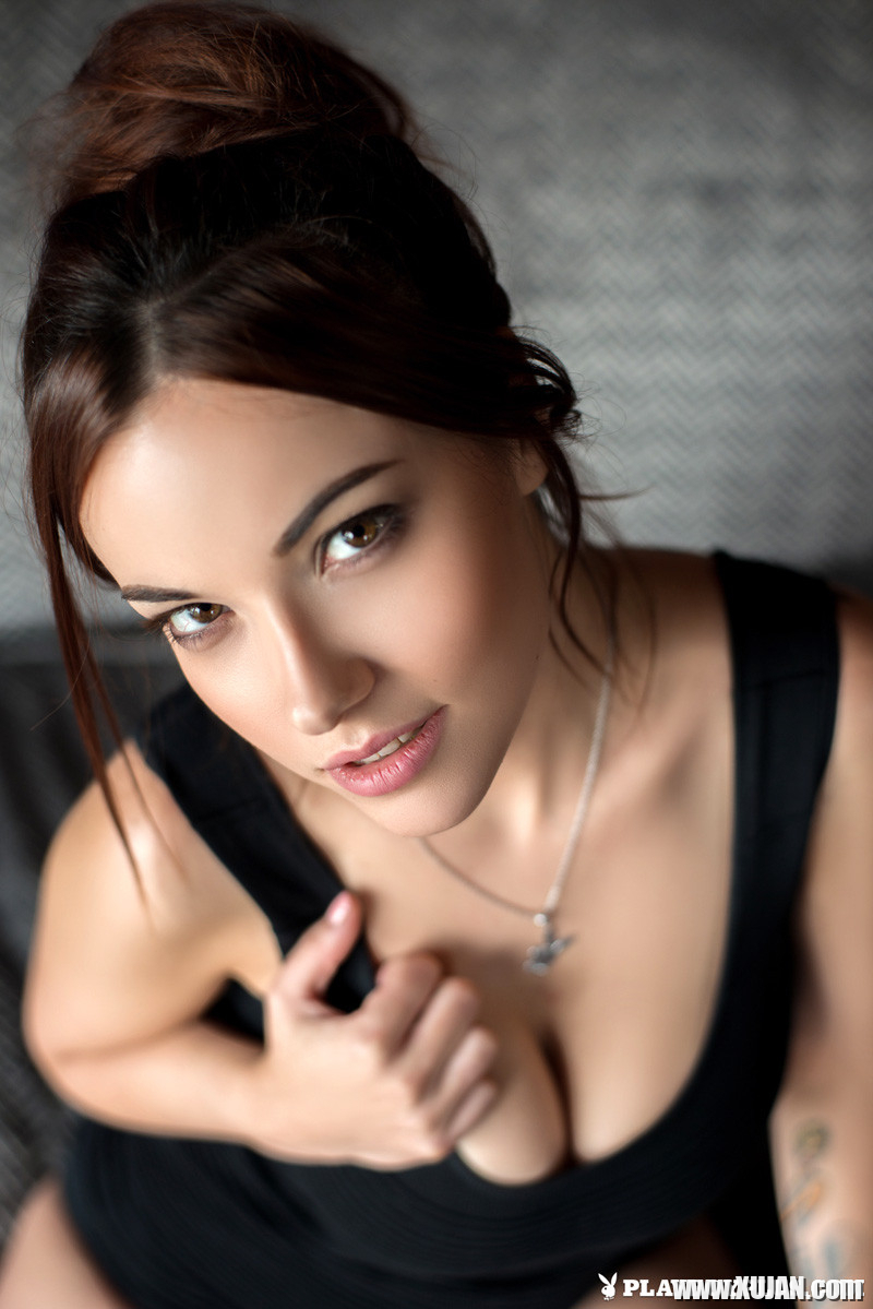 Elizabeth Marxs slowly strips off her little black dress - Photo #477883