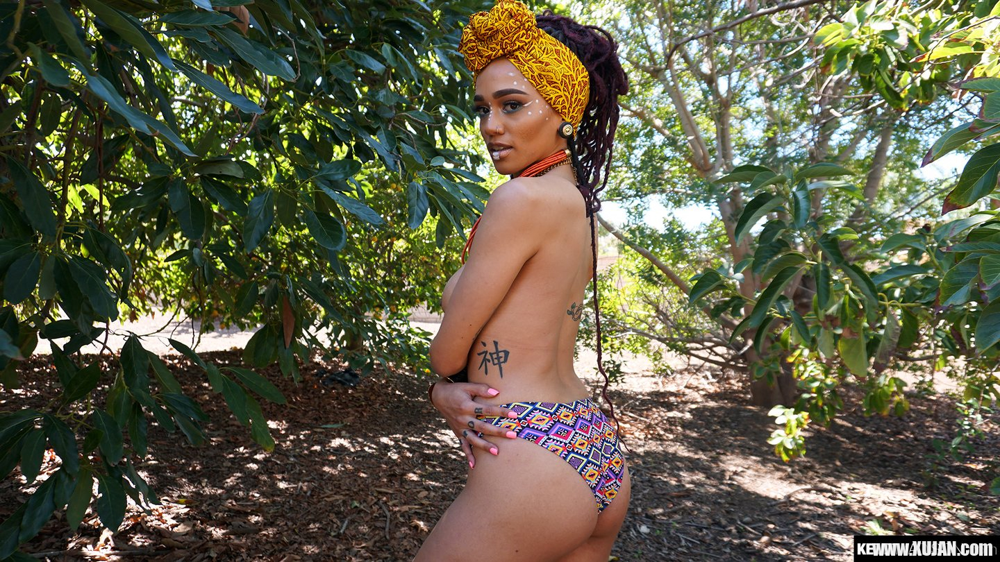 Exotic Chick Julie Kay reveals her slim nude Body - Photo #486798