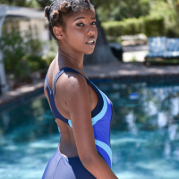Hot chocolate babe Daizy Cooper in sexy swimsuit fucking by the pool