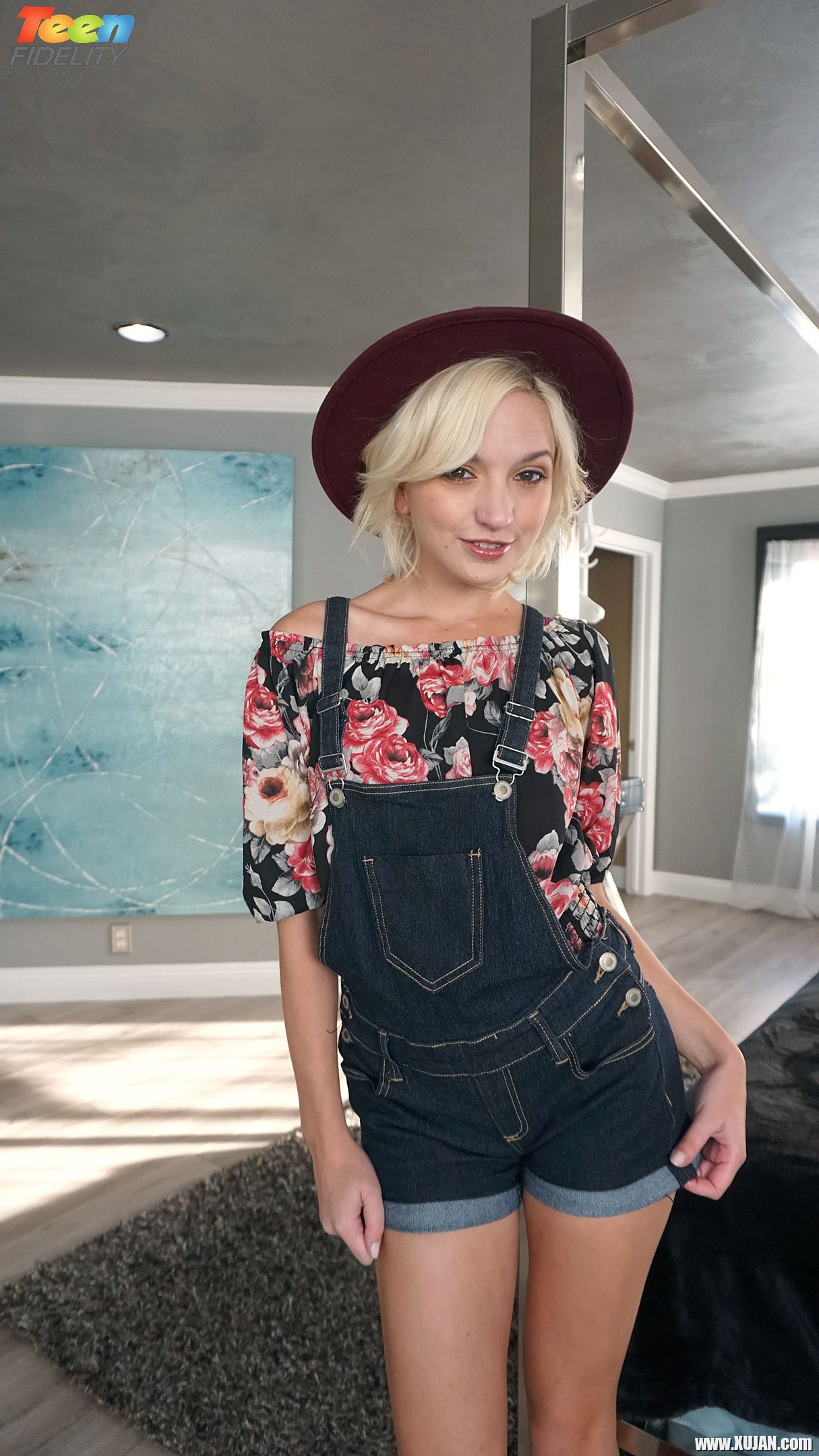 Eliza Jane slides huge Dong in her tight Pussy - Photo #497116