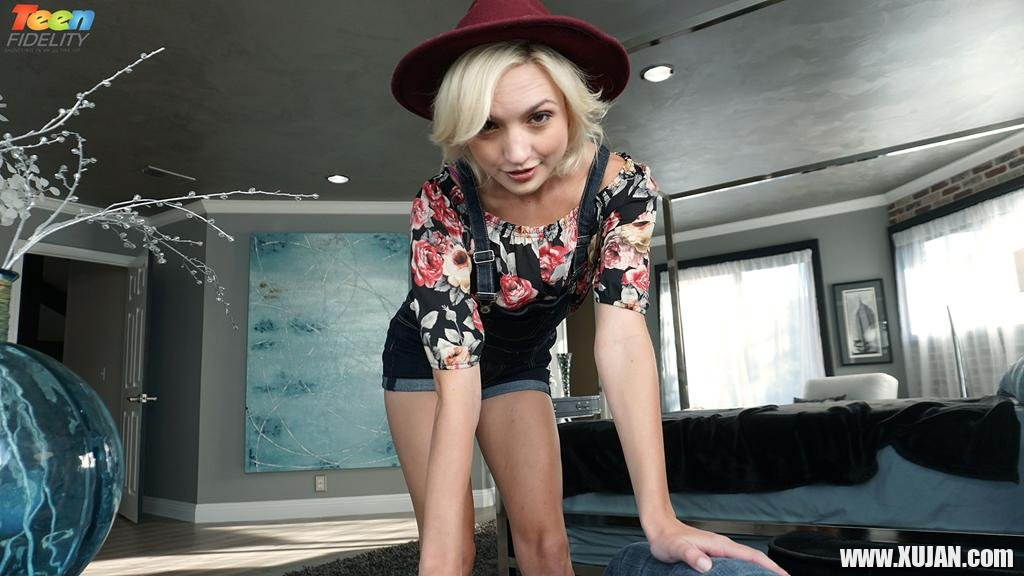 Eliza Jane slides huge Dong in her tight Pussy - Photo #497118