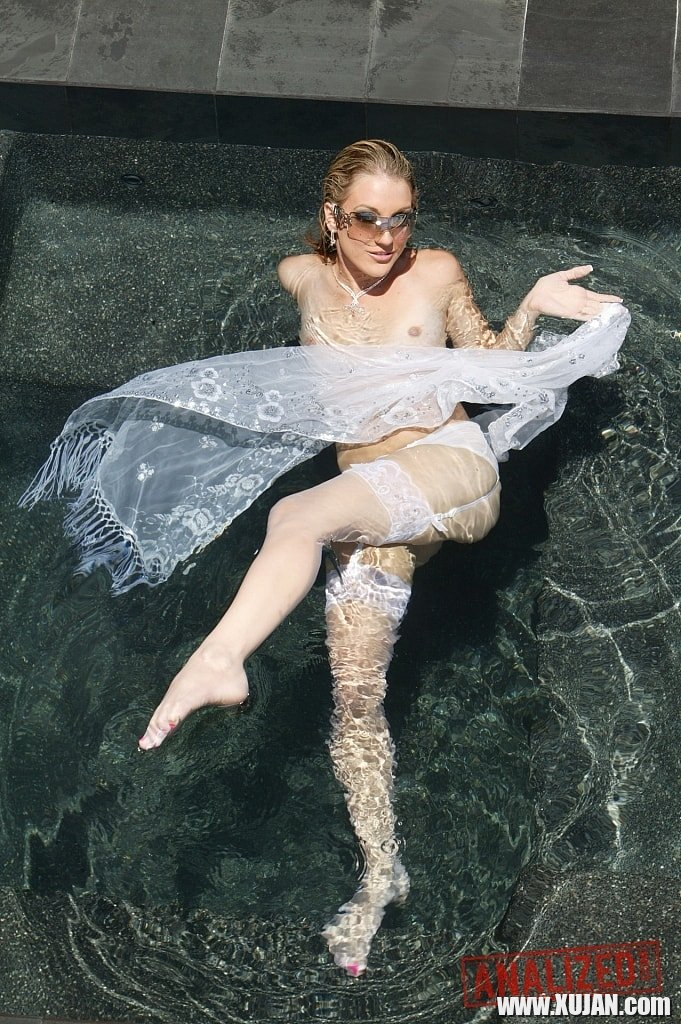 Sexy chick Amy Brooke having wil session in the pool - Photo #503348