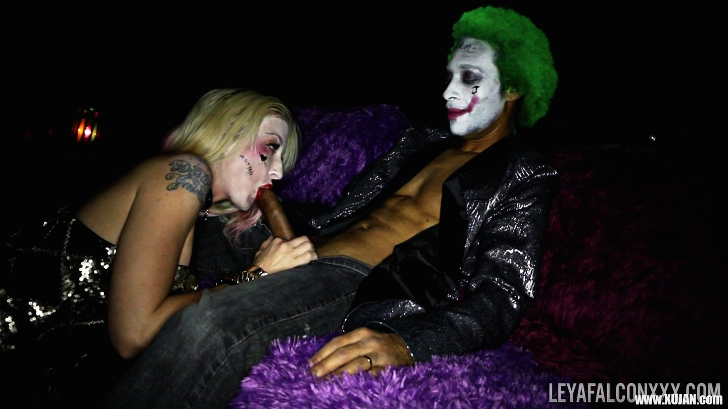Filthy blondie Leya Falcon getting exposed by nasty cloun - Photo #505348