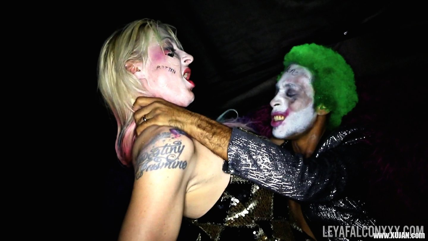 Filthy blondie Leya Falcon getting exposed by nasty cloun - Photo #505352