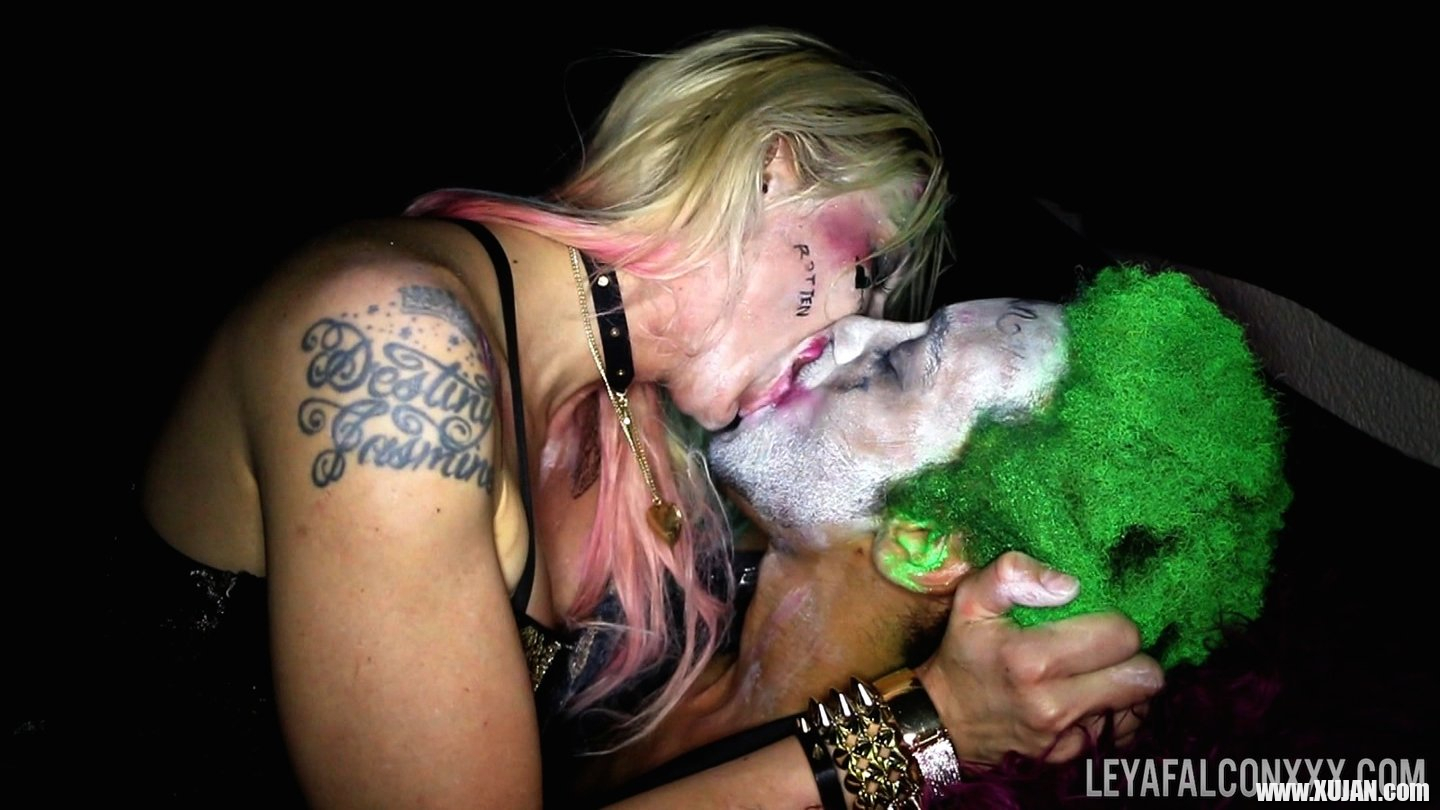 Filthy blondie Leya Falcon getting exposed by nasty cloun - Photo #505353