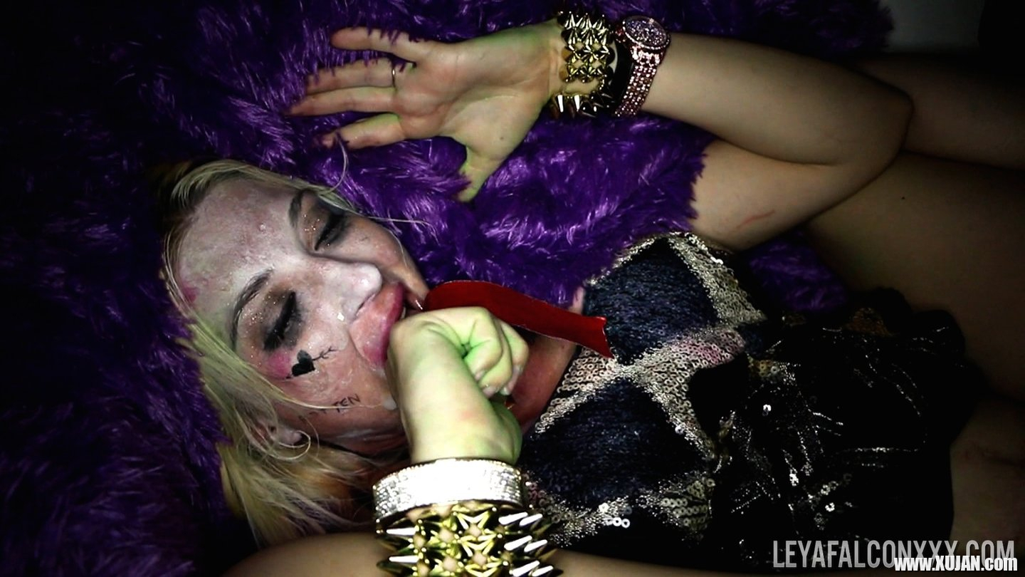 Filthy blondie Leya Falcon getting exposed by nasty cloun - Photo #505357
