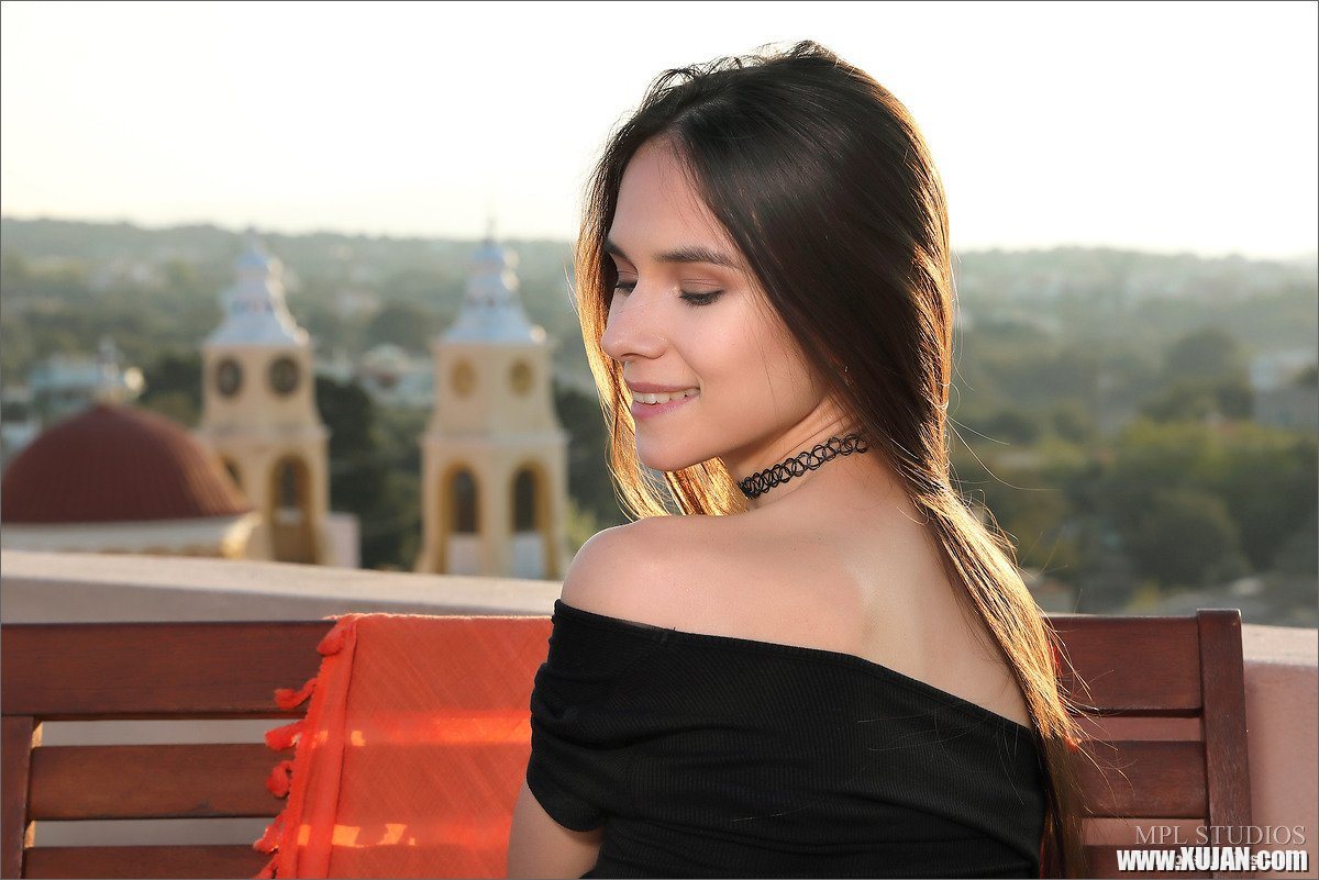 A pretty girl Leona Mia exposes her fine body - Photo #507753