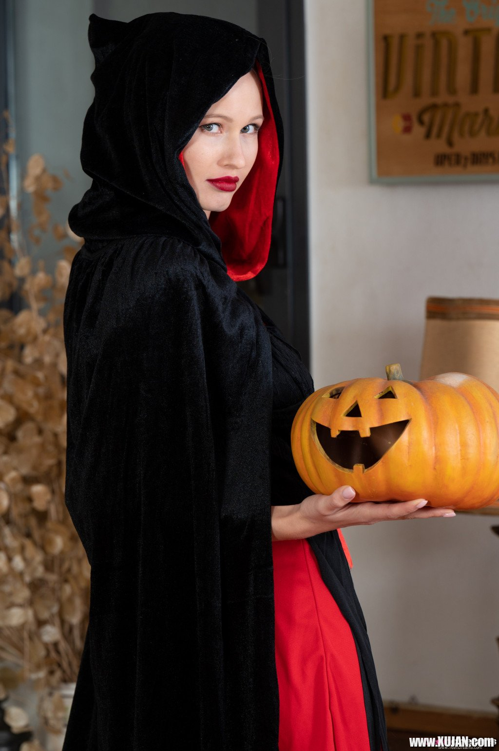 Lovely girl Stella Cardo puts on her new costume for Halloween - Photo #511324