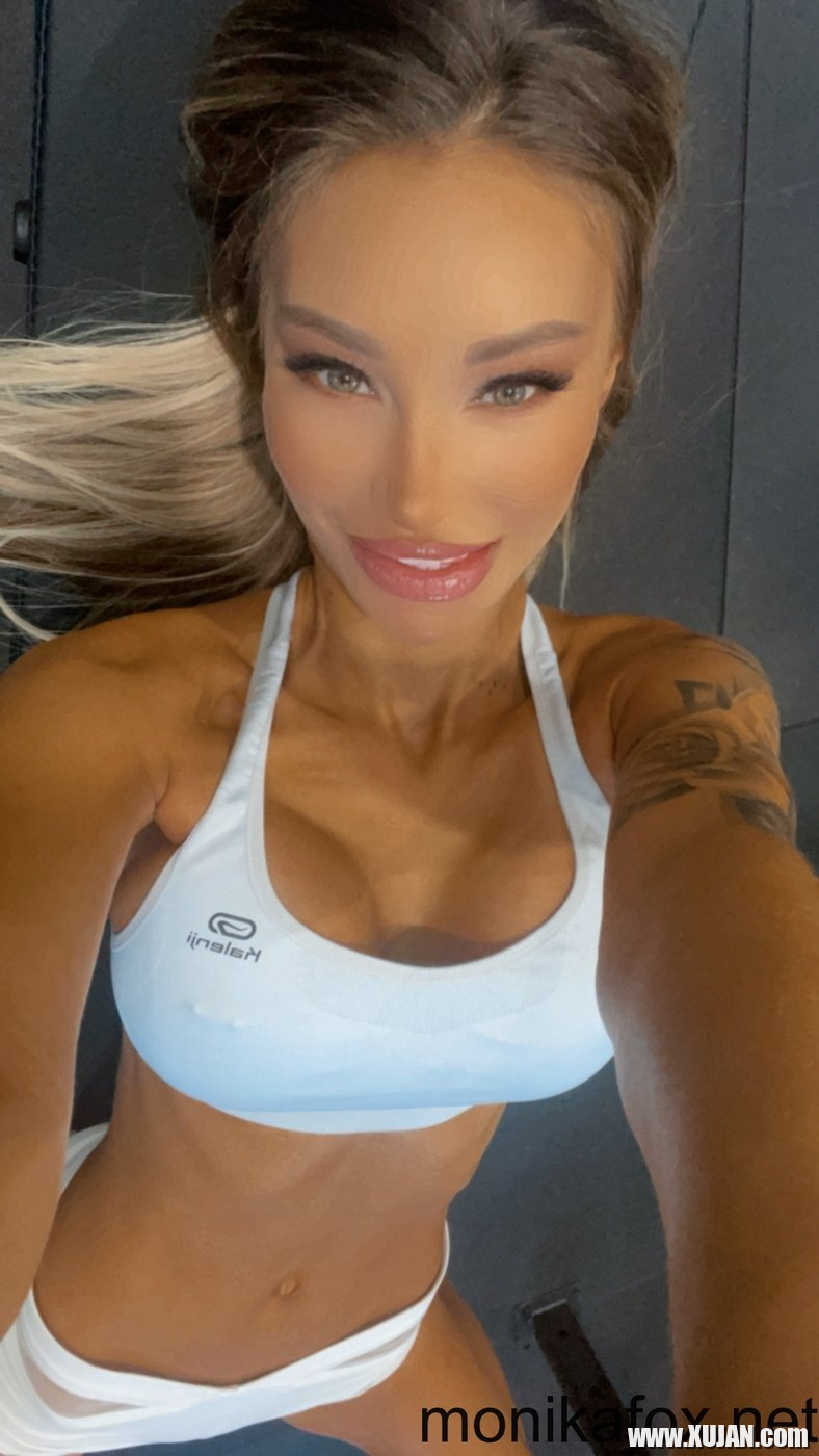 Gorgeous babe Monika Fox showing her sexy curves in the gym - Photo #512815