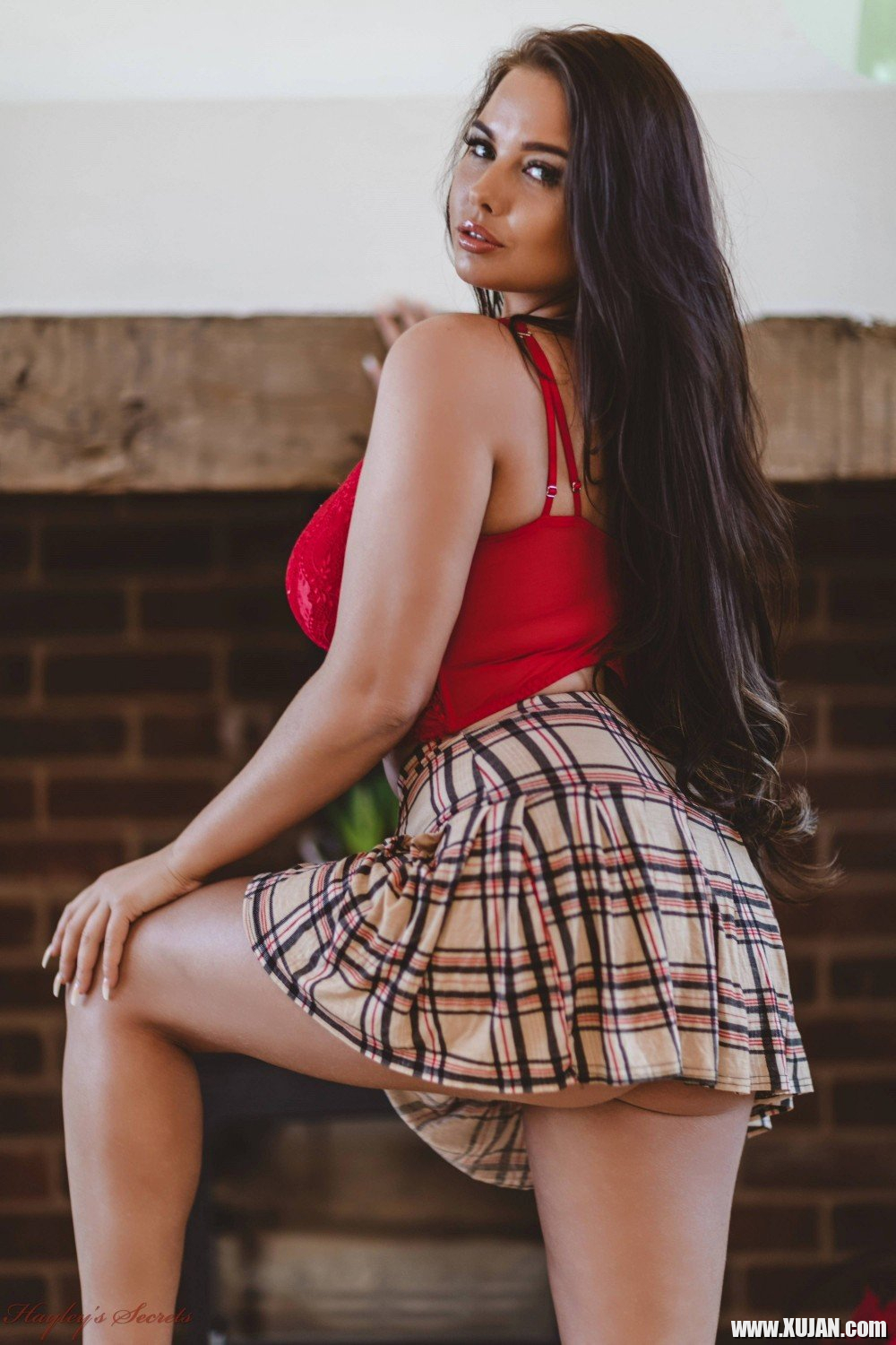 Brunette chick Kym Graham puts her big round tits on display - Photo #518550