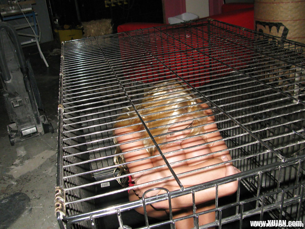 Amateur babe Jessie Andrews is imprisoned in her socks in a cage - Photo #521554