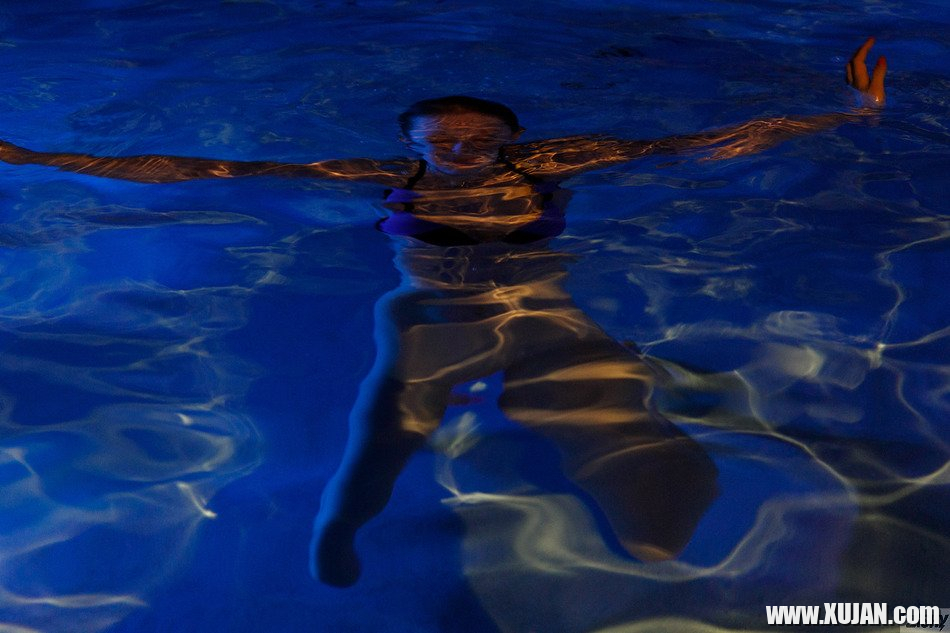 Melody Marks takes off her wet bikini in the pool - Photo #523401
