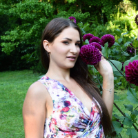 Sultry brunette Ellen Betsy shows her hot body