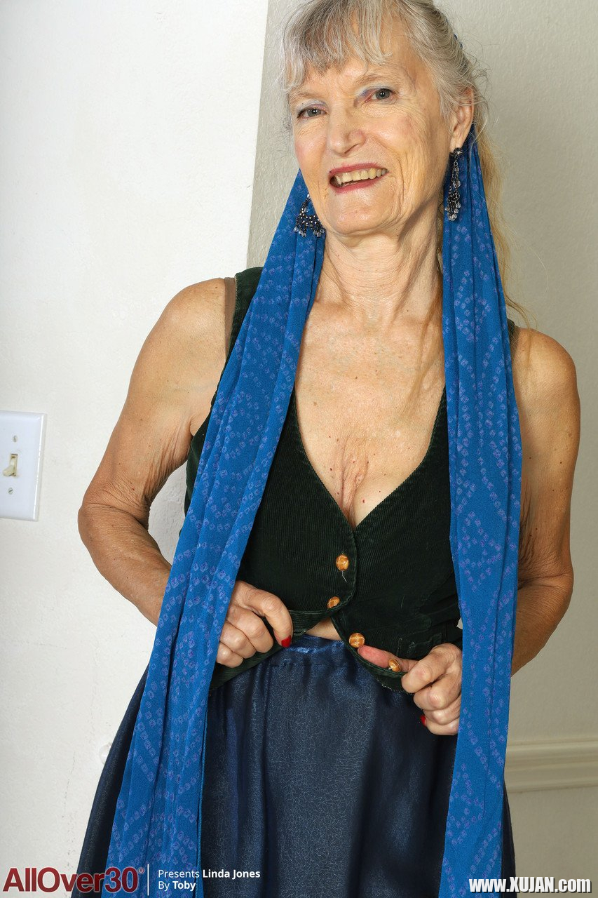 Horny granny Lisa Cognee strips naked and masturbates - Photo #542322