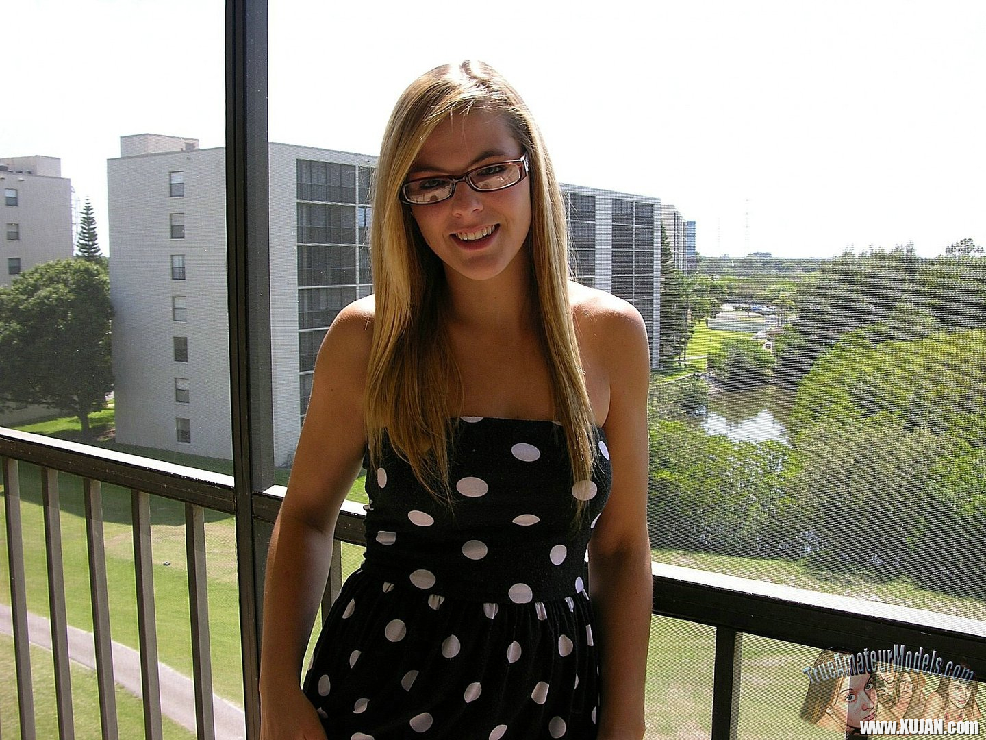 Amateur Model Kendra Lynn nude in her Glasses - Photo #546547