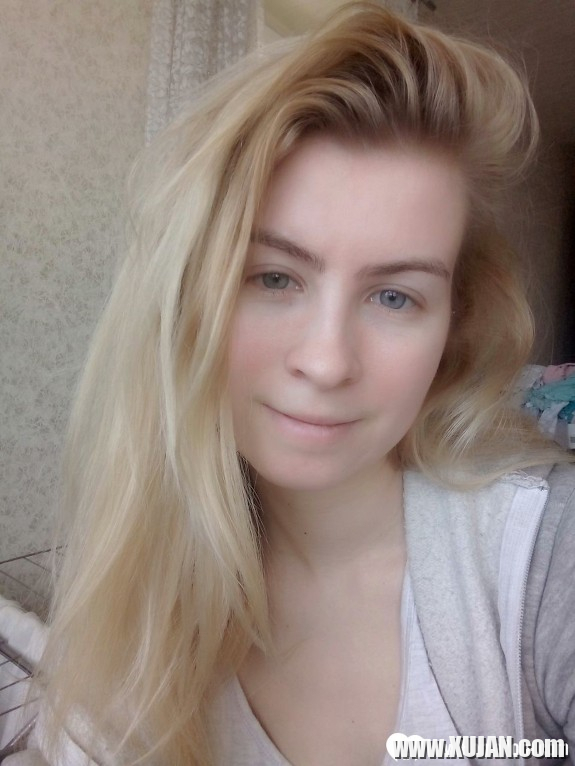 Blue eyed beauty shows off her tiny tits - Photo #547371